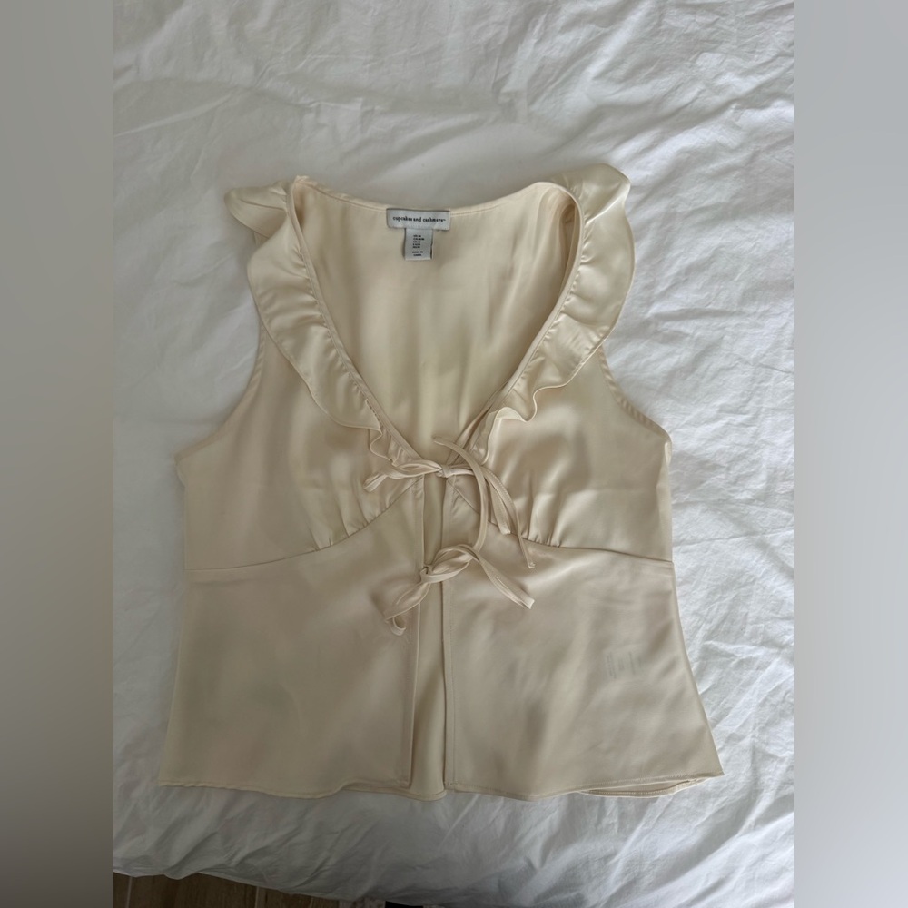 Light butter yellow top
